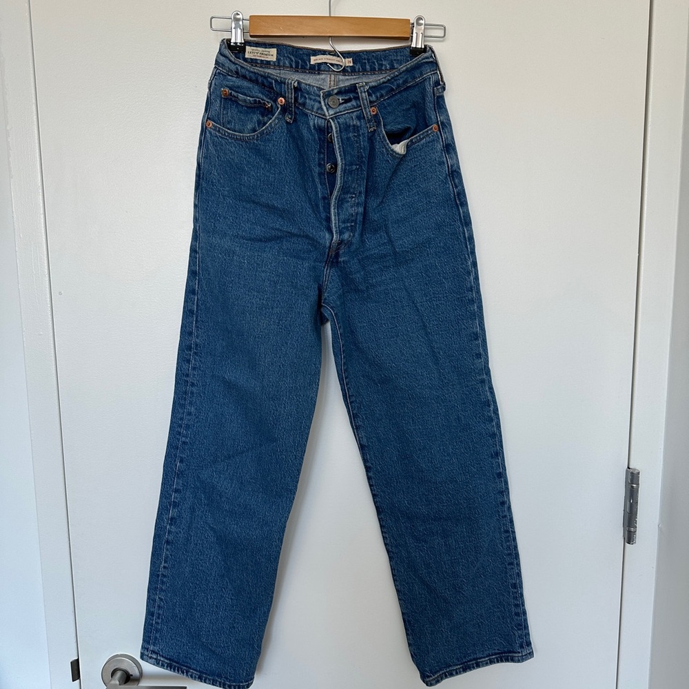 Levi’s Premium Ribcage Straight Ankle in Medium Wash, 28” Waist